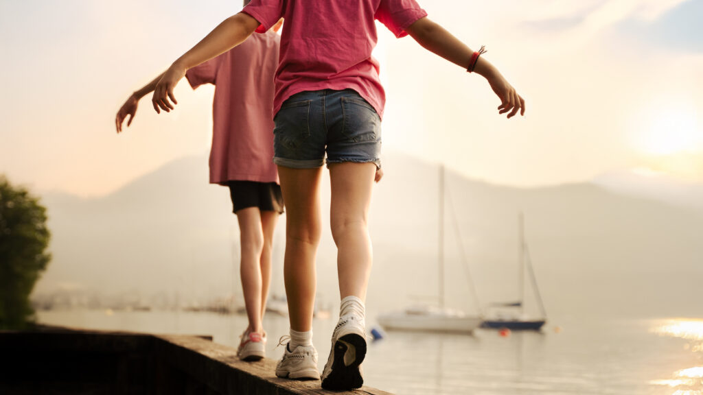 Kinder beim balancieren