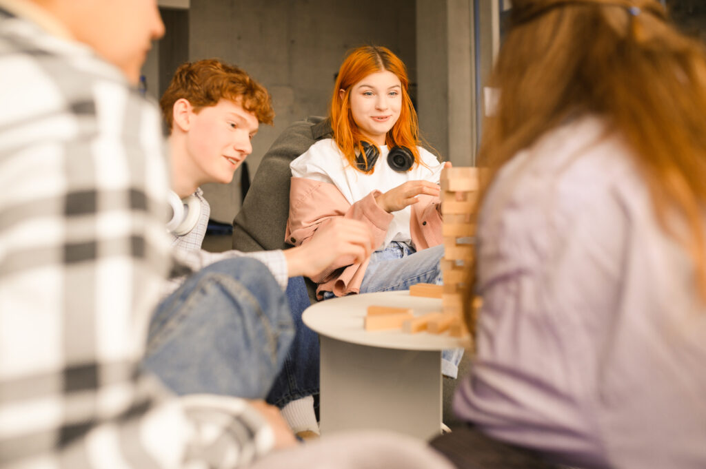 Jugendliche bei Gesellschaftsspielen